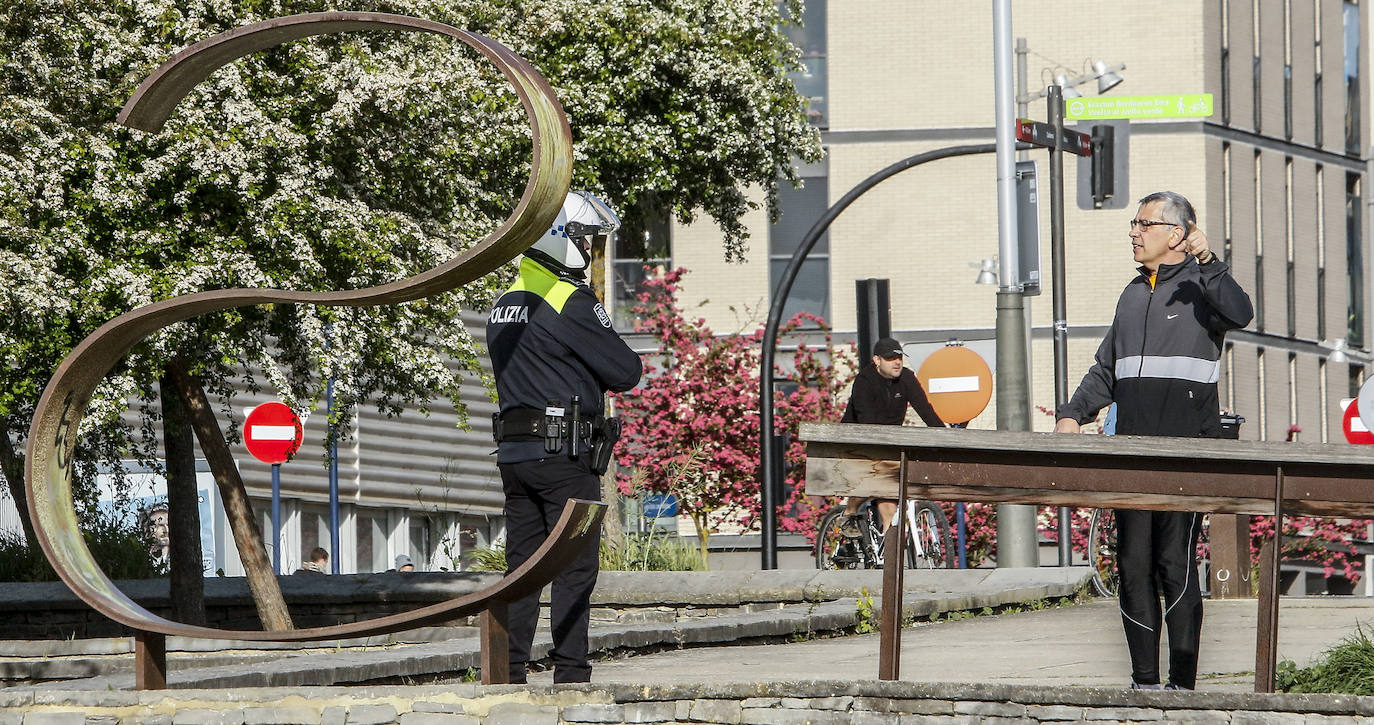 Fotos: Paseos y deporte al sol en Vitoria en el primer primer domingo de desescalada
