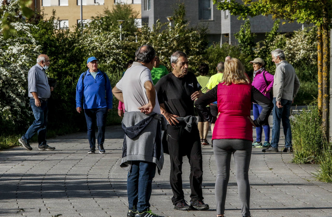 Fotos: Paseos y deporte al sol en Vitoria en el primer primer domingo de desescalada