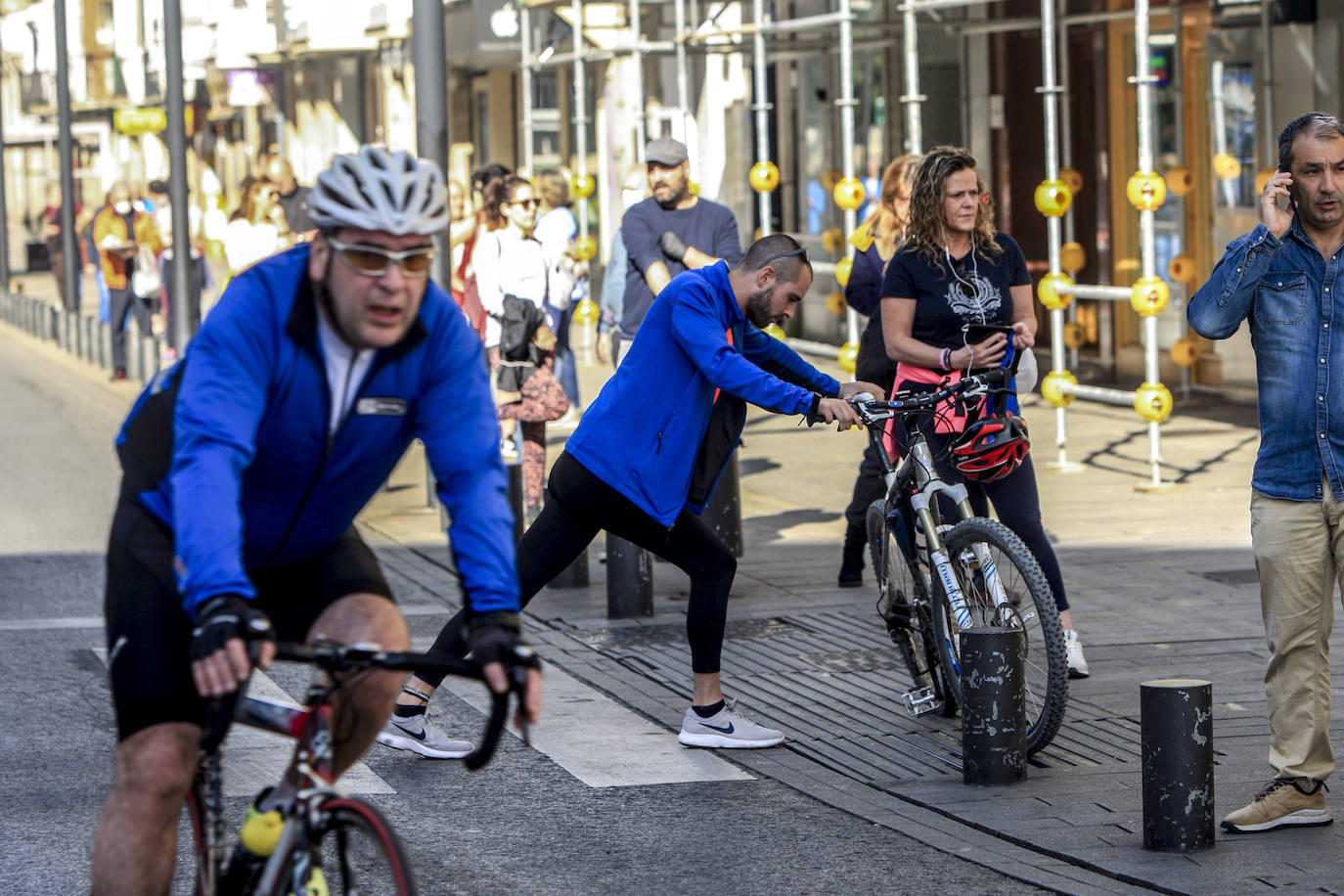 Fotos: Paseos y deporte al sol en Vitoria en el primer primer domingo de desescalada