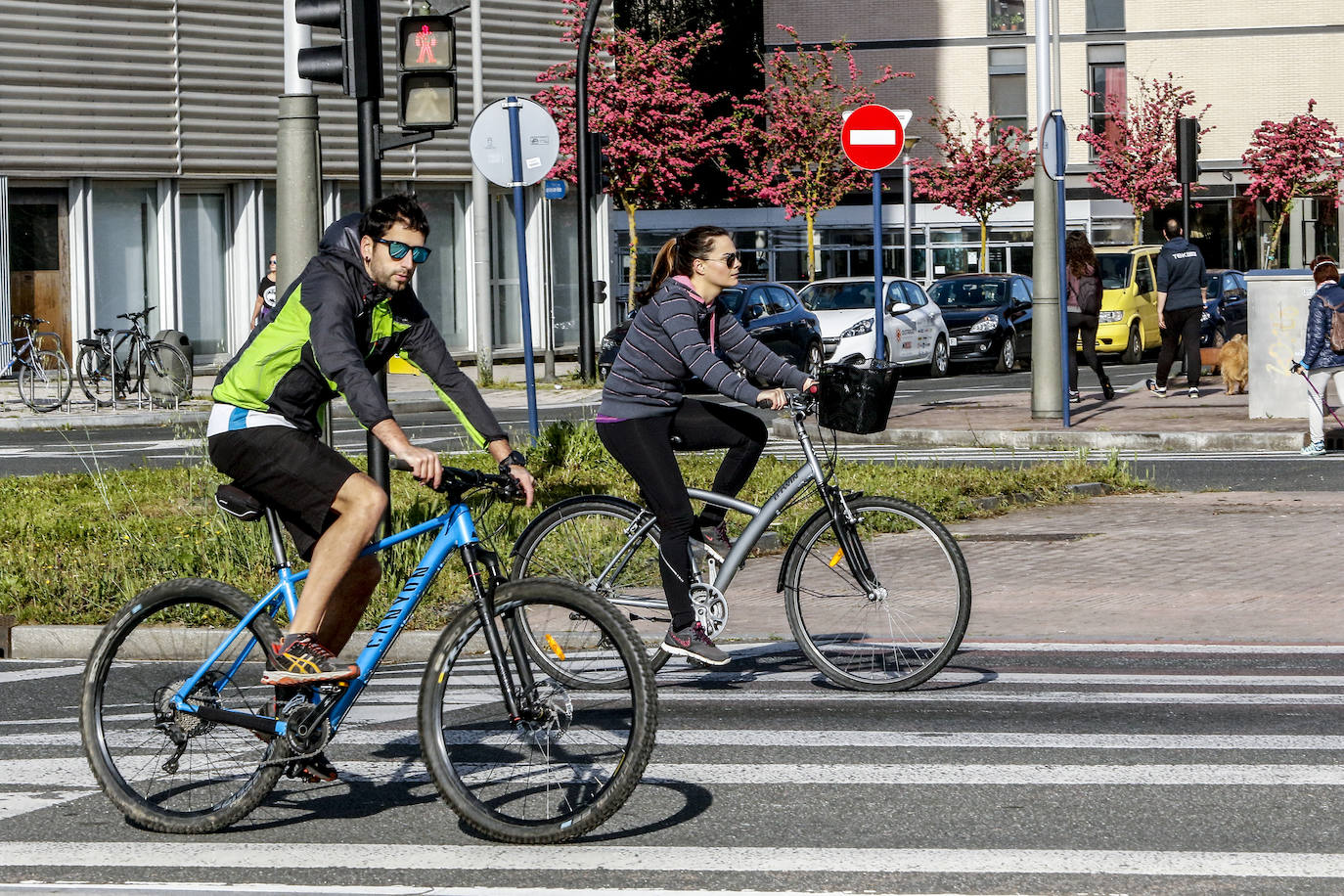 Fotos: Paseos y deporte al sol en Vitoria en el primer primer domingo de desescalada