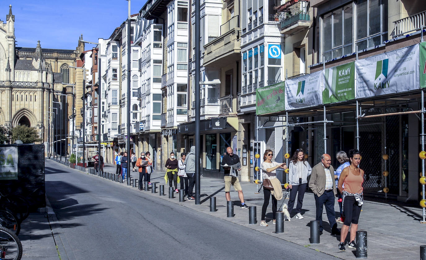 Fotos: Paseos y deporte al sol en Vitoria en el primer primer domingo de desescalada