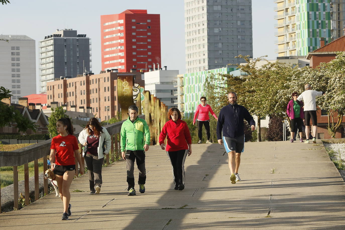 Fotos: Paseos y deporte al sol en Vitoria en el primer primer domingo de desescalada