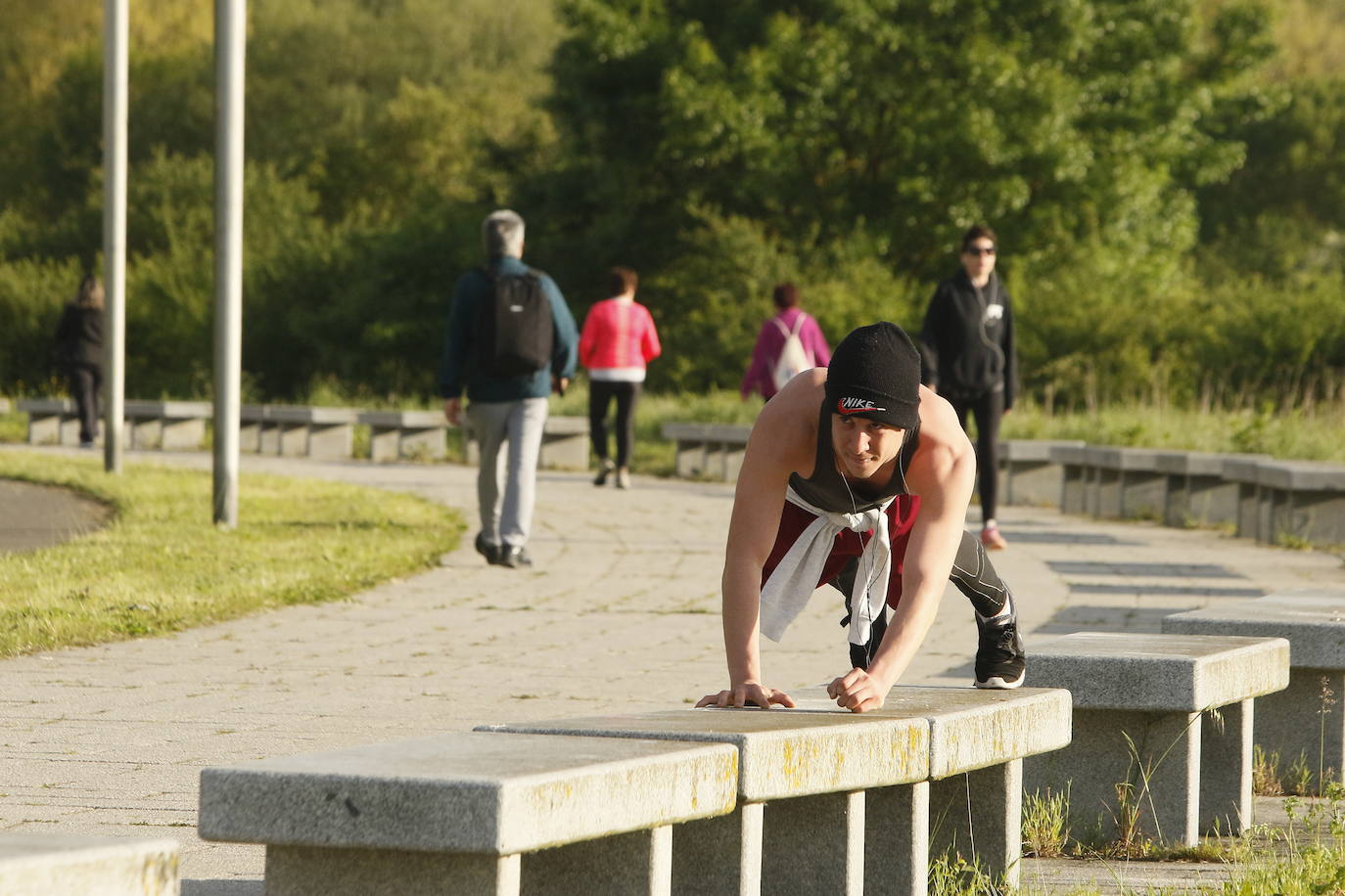 Fotos: Paseos y deporte al sol en Vitoria en el primer primer domingo de desescalada