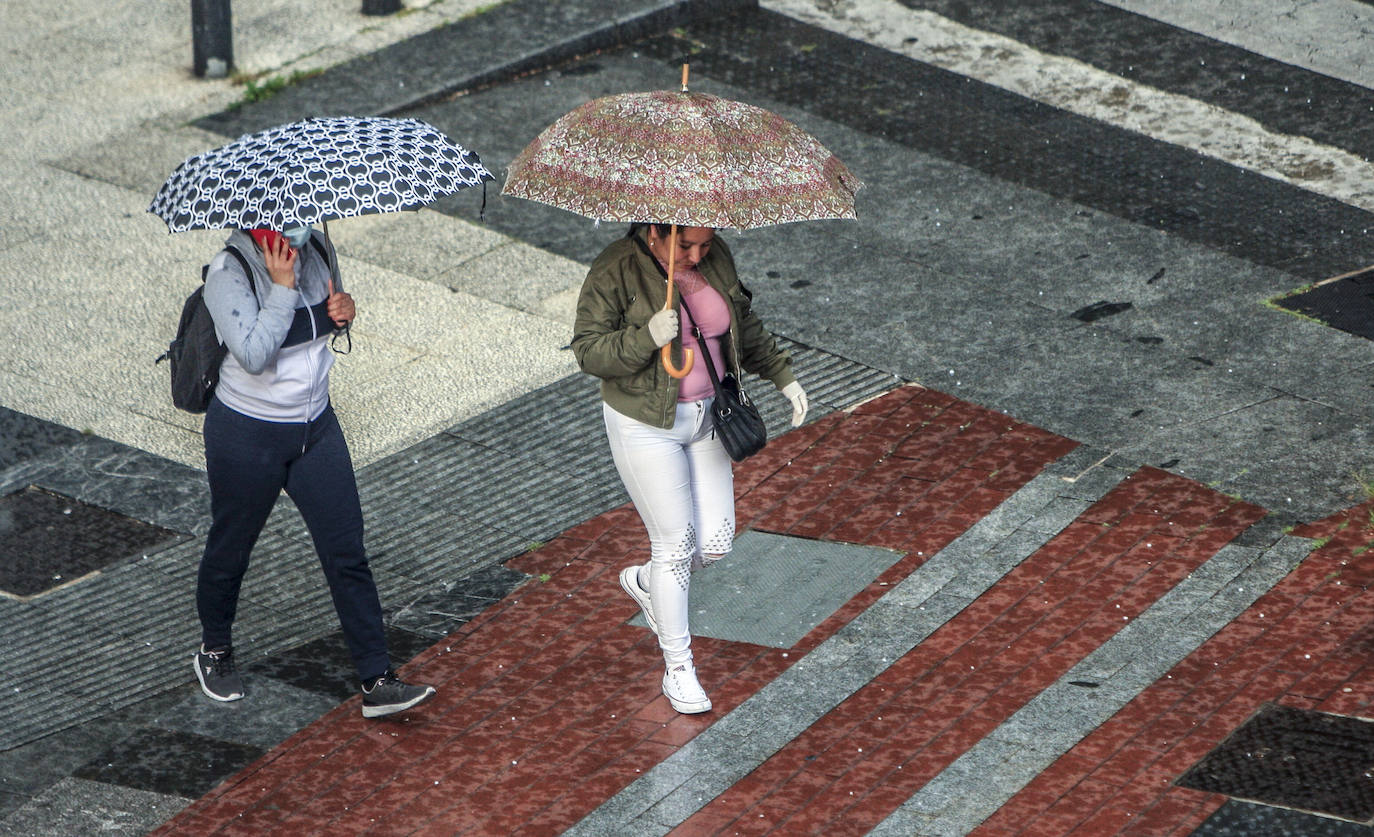 Fotos: Después del calor llega la tormenta a Vitoria