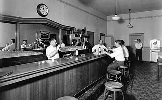 Bar del California Hotel: tras la barra está Fermín Alustiza. (Spanish Immigrants in the United States).
