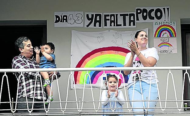 Aplausos desde los balcones de una familia en Bilbao.