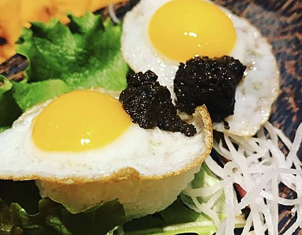 Delicia de nigiri con base de arroz, huevo de codorniz y trufa de Soria.