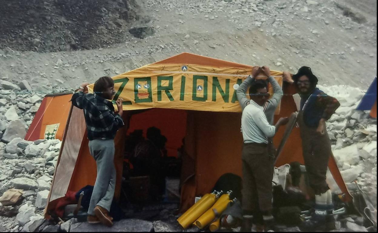 El 14 de mayo, un enorme 'ZORIONAK' presidía el campo base de la expedición en honor a Martín Zabaleta, pero la pancarta había sido colocada el día anterior para felicitar a Emilio Hernando con motivo de su cumpleaños.