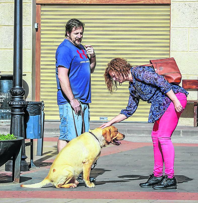 Gorka Ortiz de Urbina con su perro en La Puebla. 