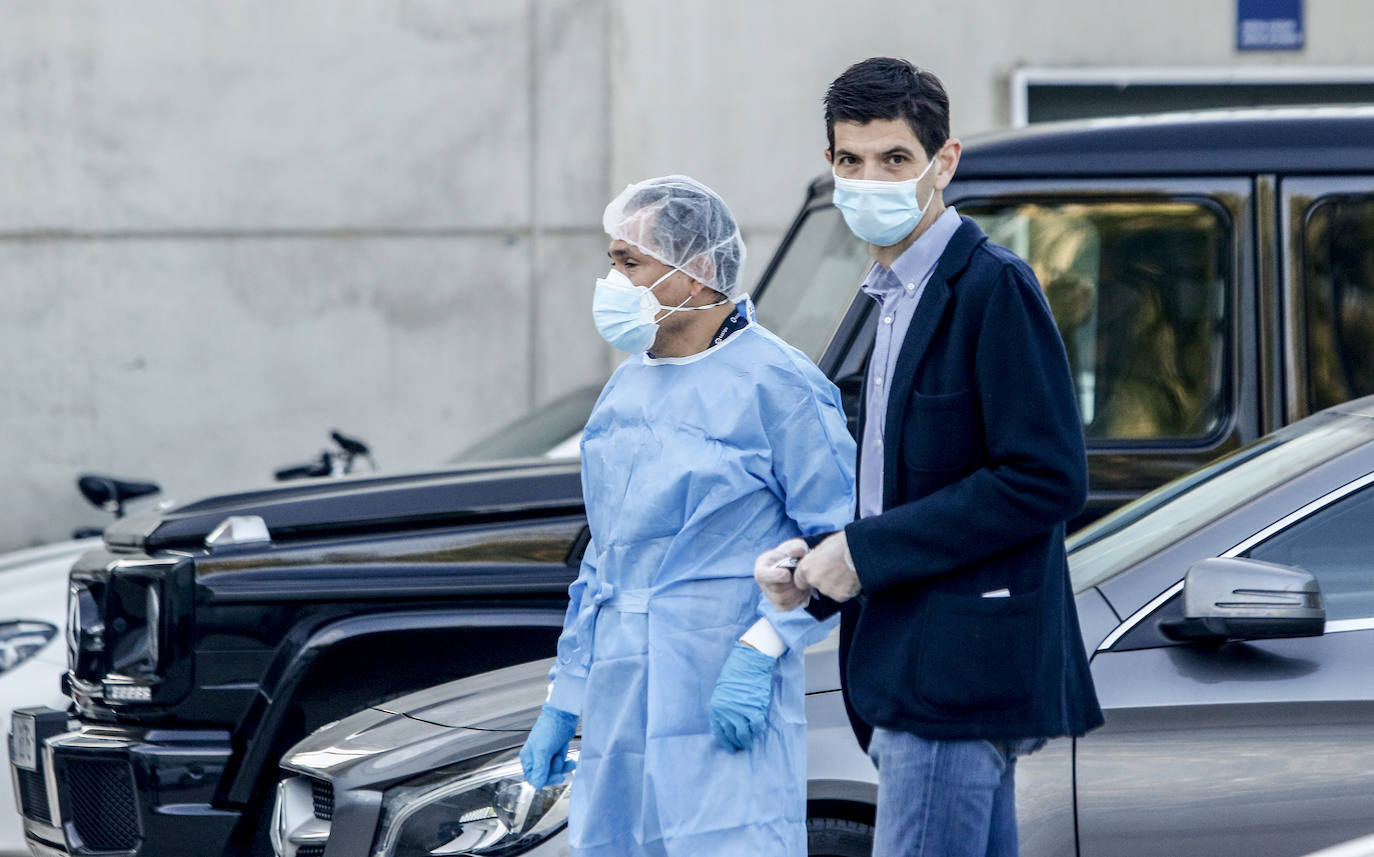 Alfonso Fernández de Trocóniz junto a un sanitario.