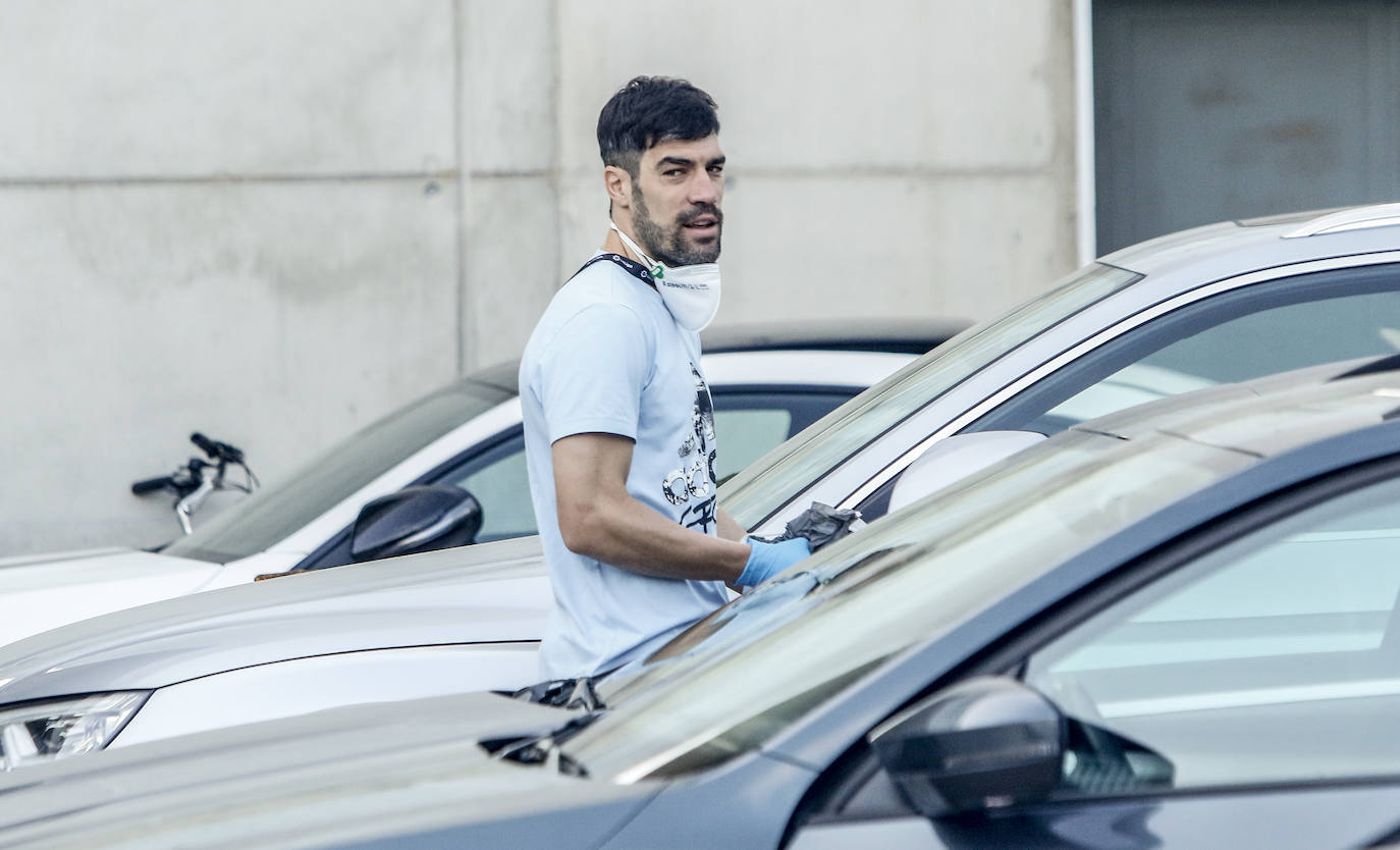 Manu García se dirige a su coche.