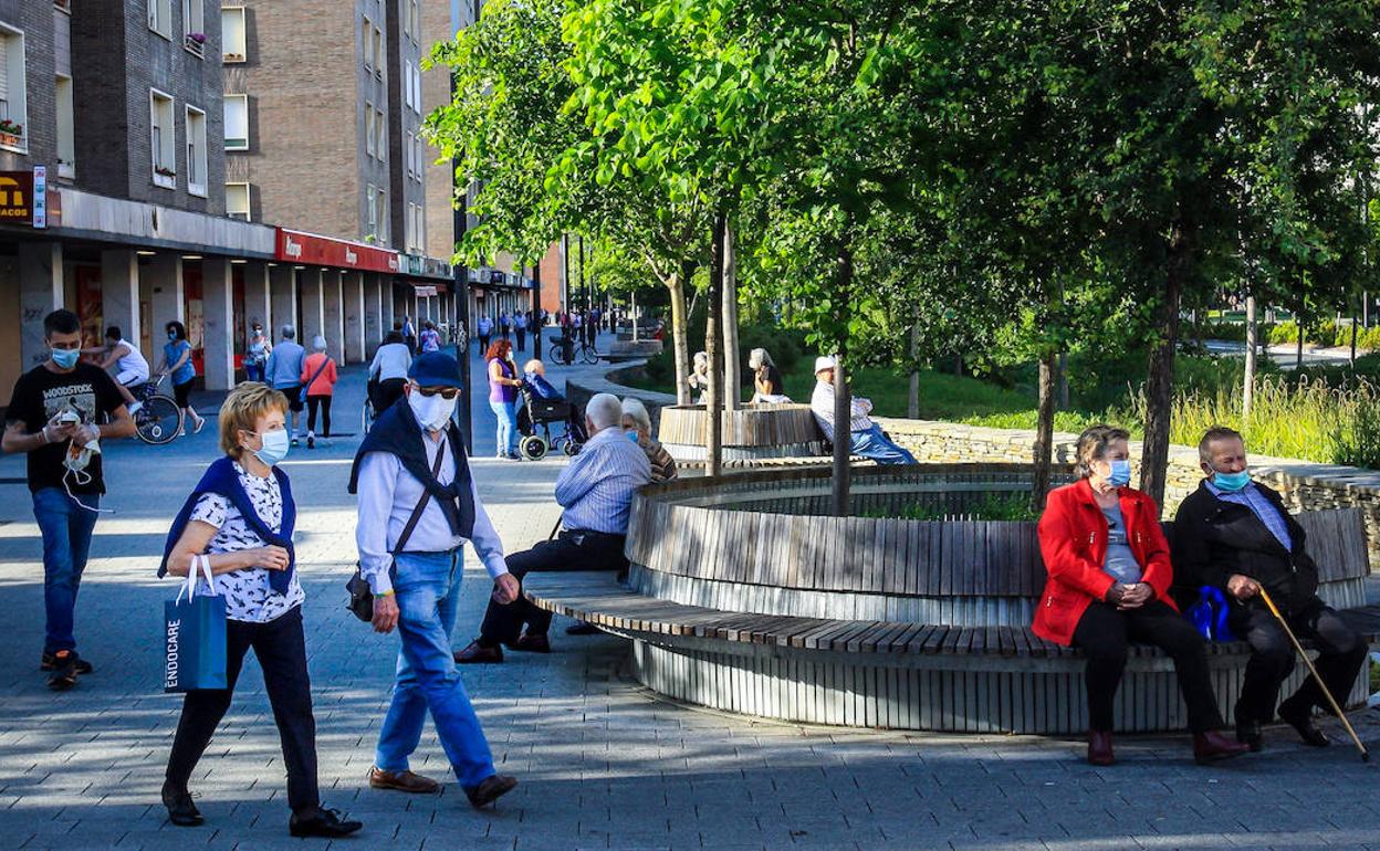 Varios vitorianos con mascarilla pasean por la Avenida de Gasteiz.