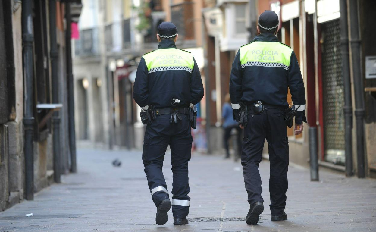 Agentes de la Policía Local patrullan por las calles de Vitoria.