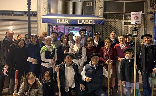 Clientes habituales del bar, en Santa Águeda.