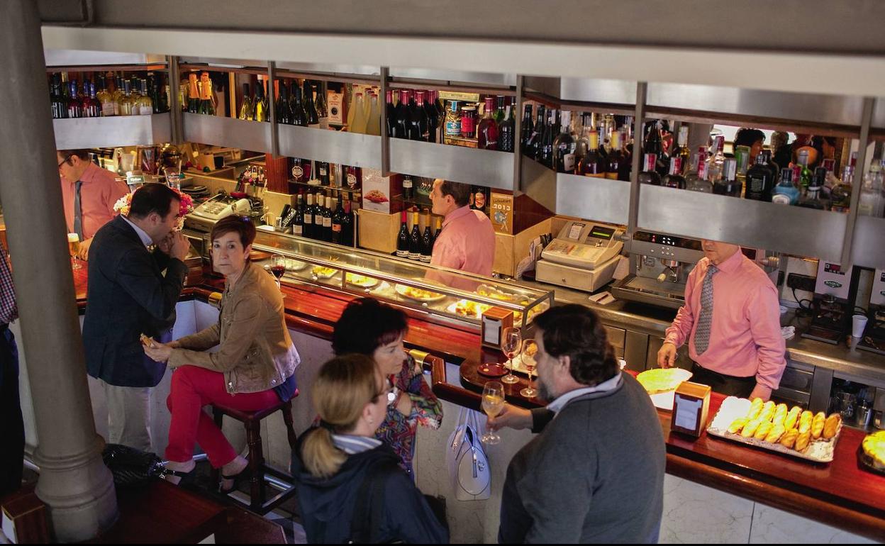 Genial barra de pintxos en el Monty