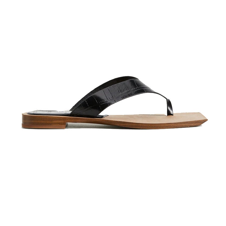 Sandalia de piel grabada con punta cuadrada, de Mango (29,99 euros).