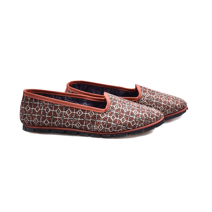 Slipper realizado en lona de algodón e ilustrada con pequeño motivo y ribete de grossgrain, de Mun Shop (99 euros).