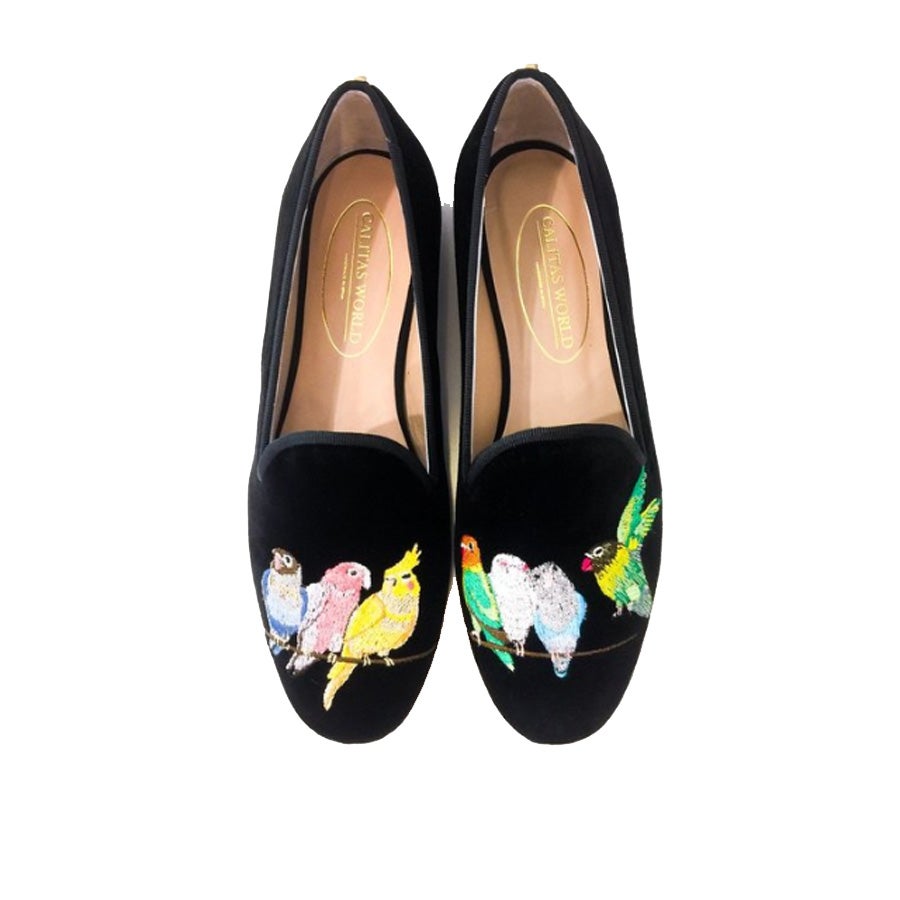 Loafer de terciopelo negro con dibujo bordado, de Calita Shoes (175 euros).