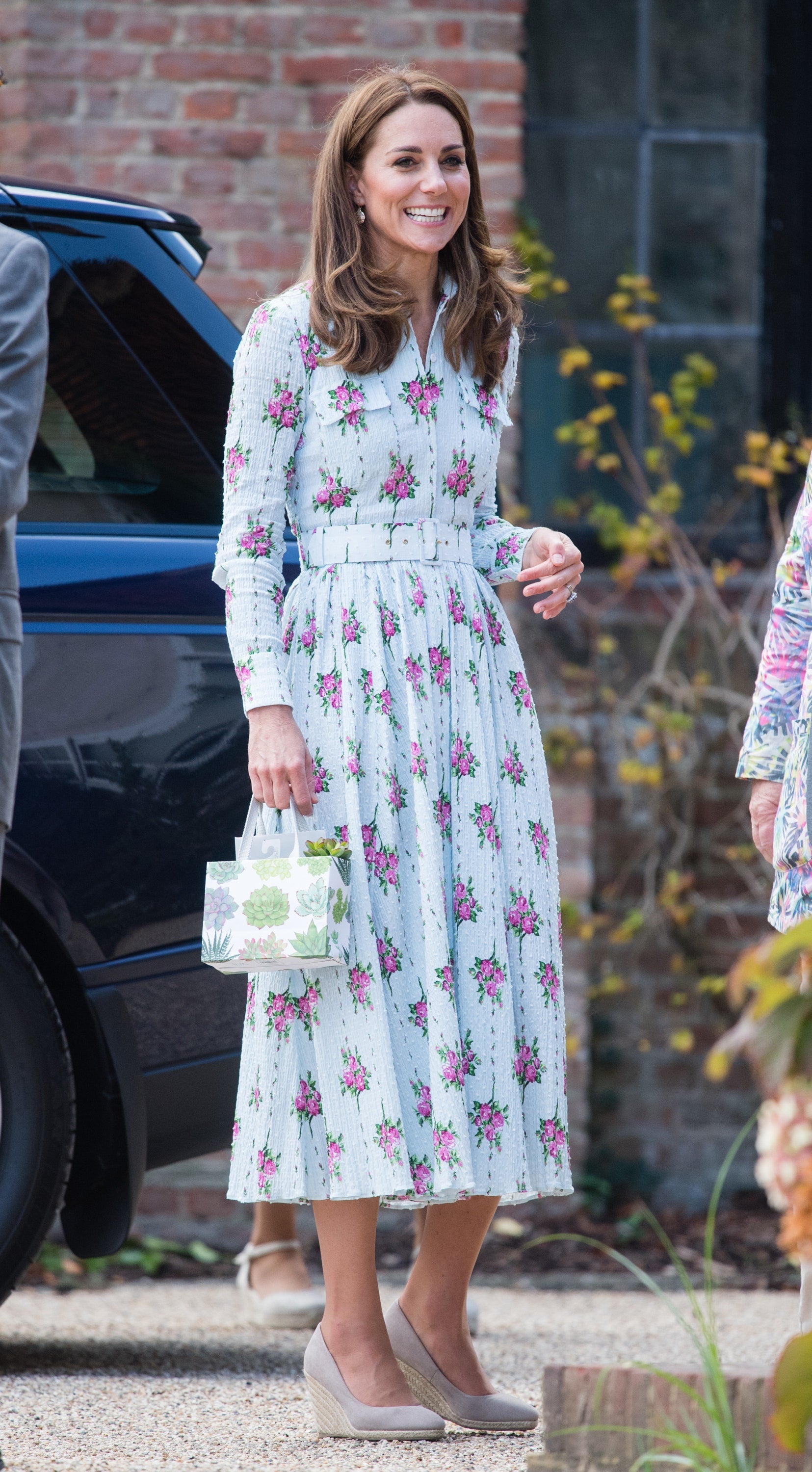 De la Familia Real monegasca pasamos a la Familia Real británica, con Catherine Middleton como el mayor referente de estilo dentro de los Windsor. La duquesa de Cambridge es un ejemplo de saber estar y sus looks, que tienden a ser clásicos, son el reflejo de la corrección que Isabel II espera de una futura heredera. Los vestidos camiseros que enmarcan su cintura son una de sus siluetas preferidas, y los estampados de flores, los más abundantes en su vestidor. Este diseño de Emilia Wickstead lo llevó en 2019 para asistir al festivla 'Back to Nature'. En versión romántica, Zara ha lanzado su propia reinterpretación en primaverales tonos pastel.