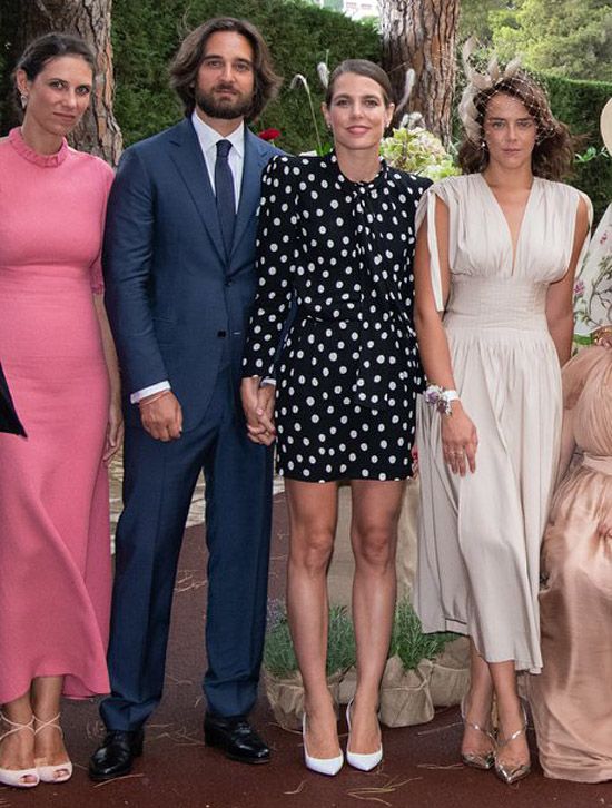 Carlota Casiraghi es un icono de estilo en sí mismo y cada pieza que se pone se convierte en un reclamo. Tanto es así que Zara versionó el año pasado el vestido mini de lunares de Saint Laurent que llevó a la boda de su primo Louis Ducruet, hijo de Estefanía de Mónaco, y Marie Chevallier, y lo convirtió en un mono corto. Tal ha sido el éxito, que la firma gallega ha vuelto a revisitar este diseño en la nueva colección, esta vez con el corte de un vestido mini y con escote en ‘v’.