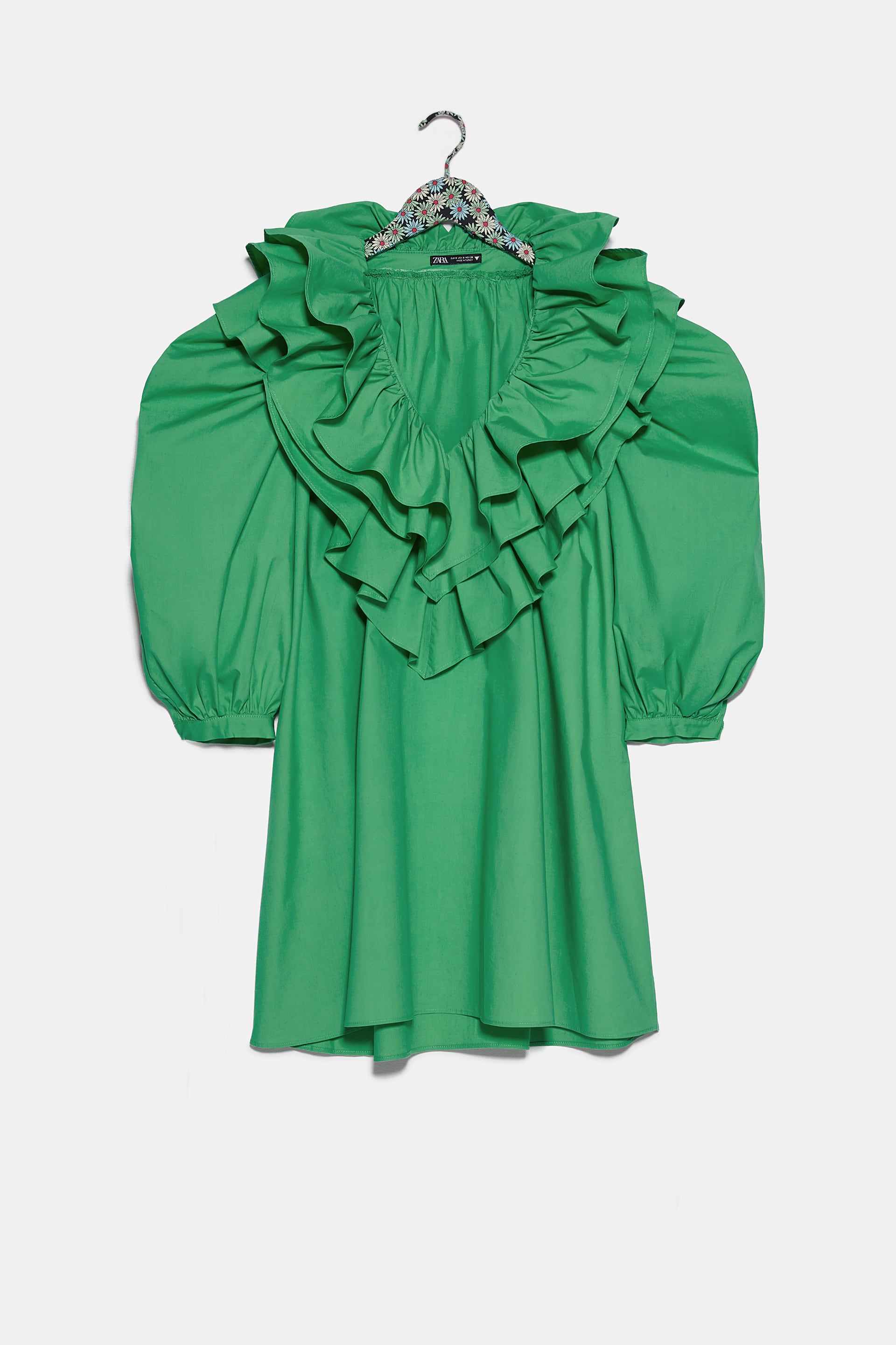 Vestido verde de popelín con volantes, de Zara (39,95 euros).