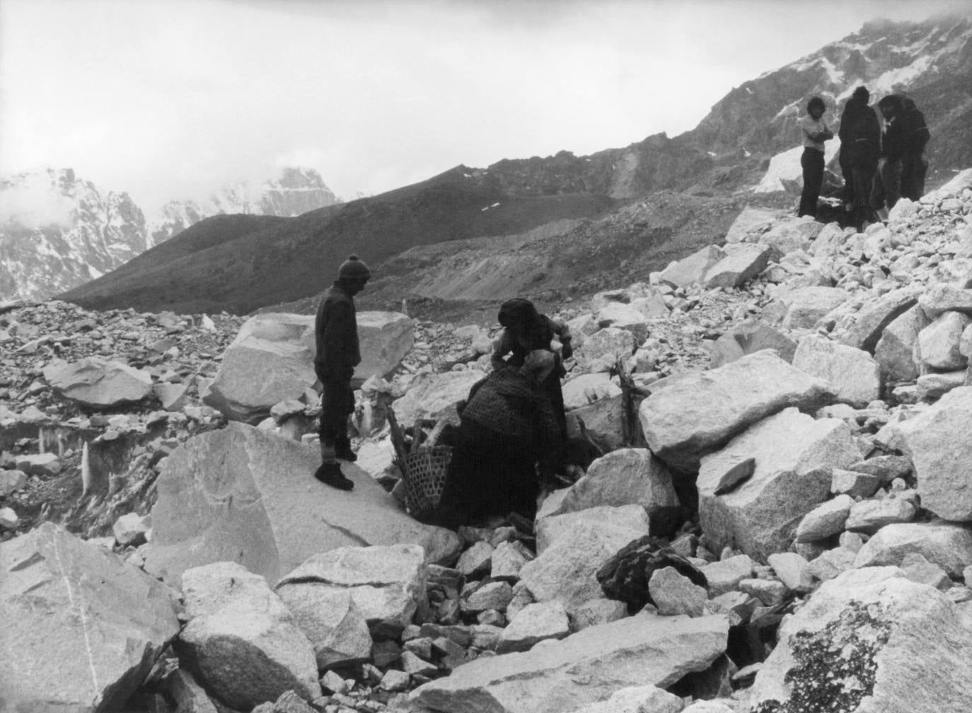 Varios sherpas preparando la carga cerca del campo base.