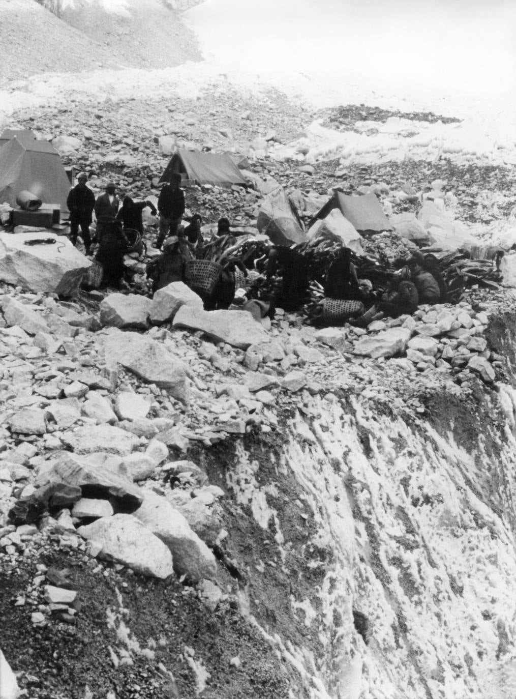 Sherpas y expedicionarios, en el CB del Everest.