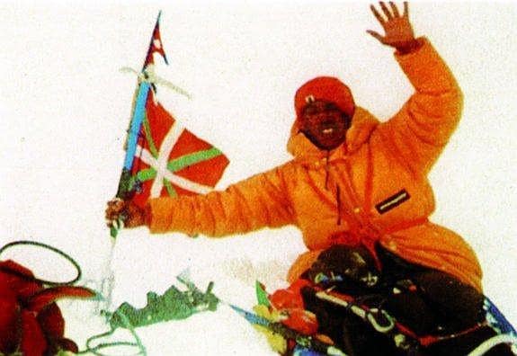 Martín Zabaleta ascendió en 1980. En la cumbre prefirió fotografiar a su sherpa Pansang Temba (en la imagen) que hacerlo él.