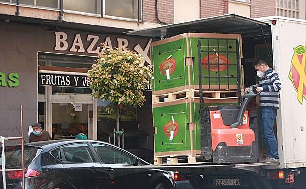 Un operario chino descarga género en Simón de Anda. 