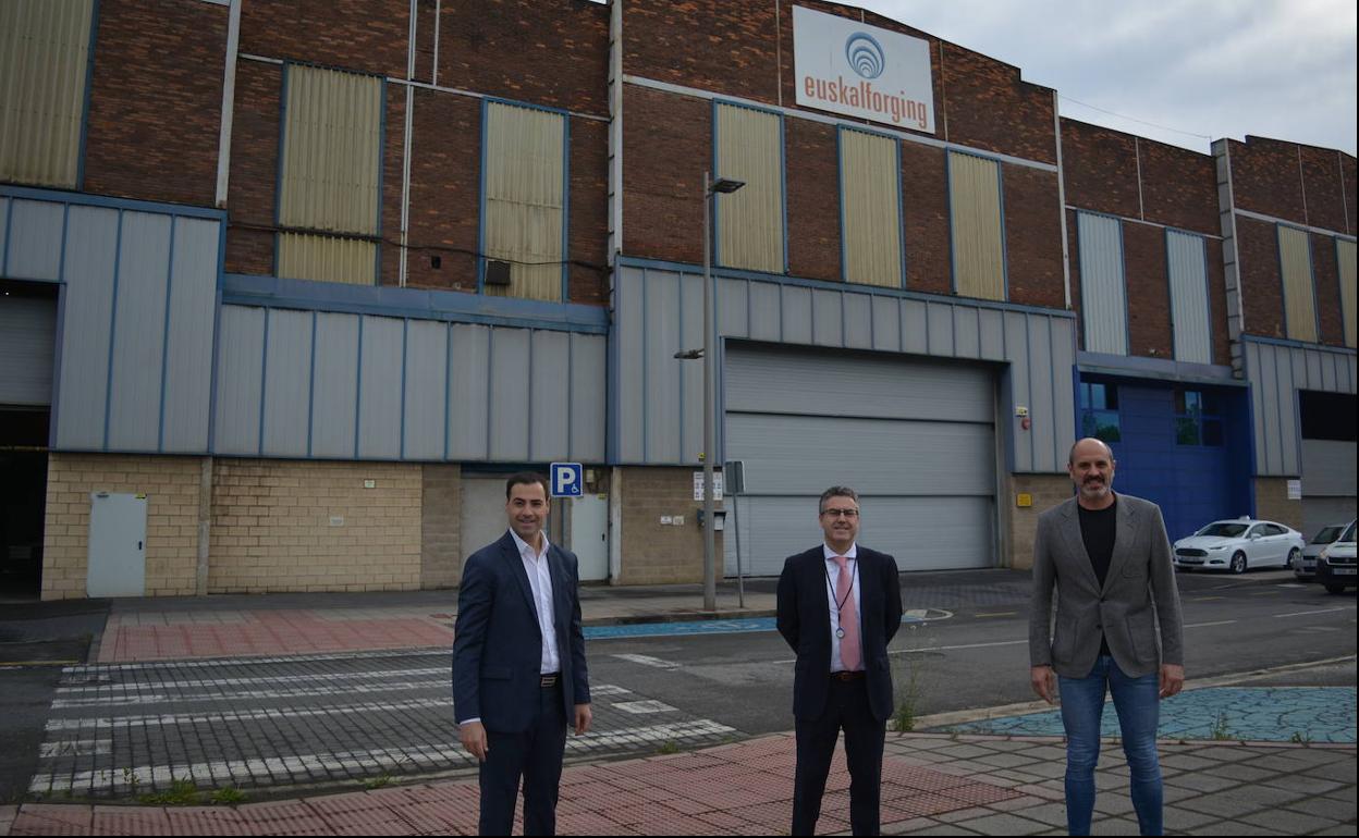 Imanol Pradales, diputado de Infraestructuras y Desarrollo Territorial de la Diputación Foral de Bizkaia; Iñigo Fernández Garate, director general del Grupo Euskal Forging, y Josu Bergara, alcalde de Sestao. 