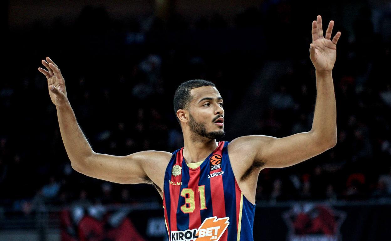 El baskonista Shavon Shields alza los brazos durante un duelo de la presente temporada ante el Estrella Roja. 