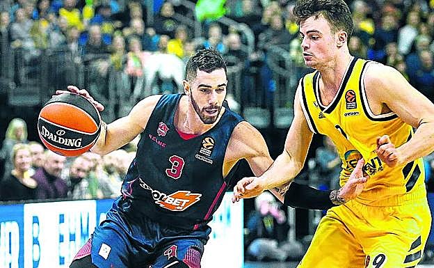 Vildoza bota el balón en un duelo de Euroliga de esta temporada. 