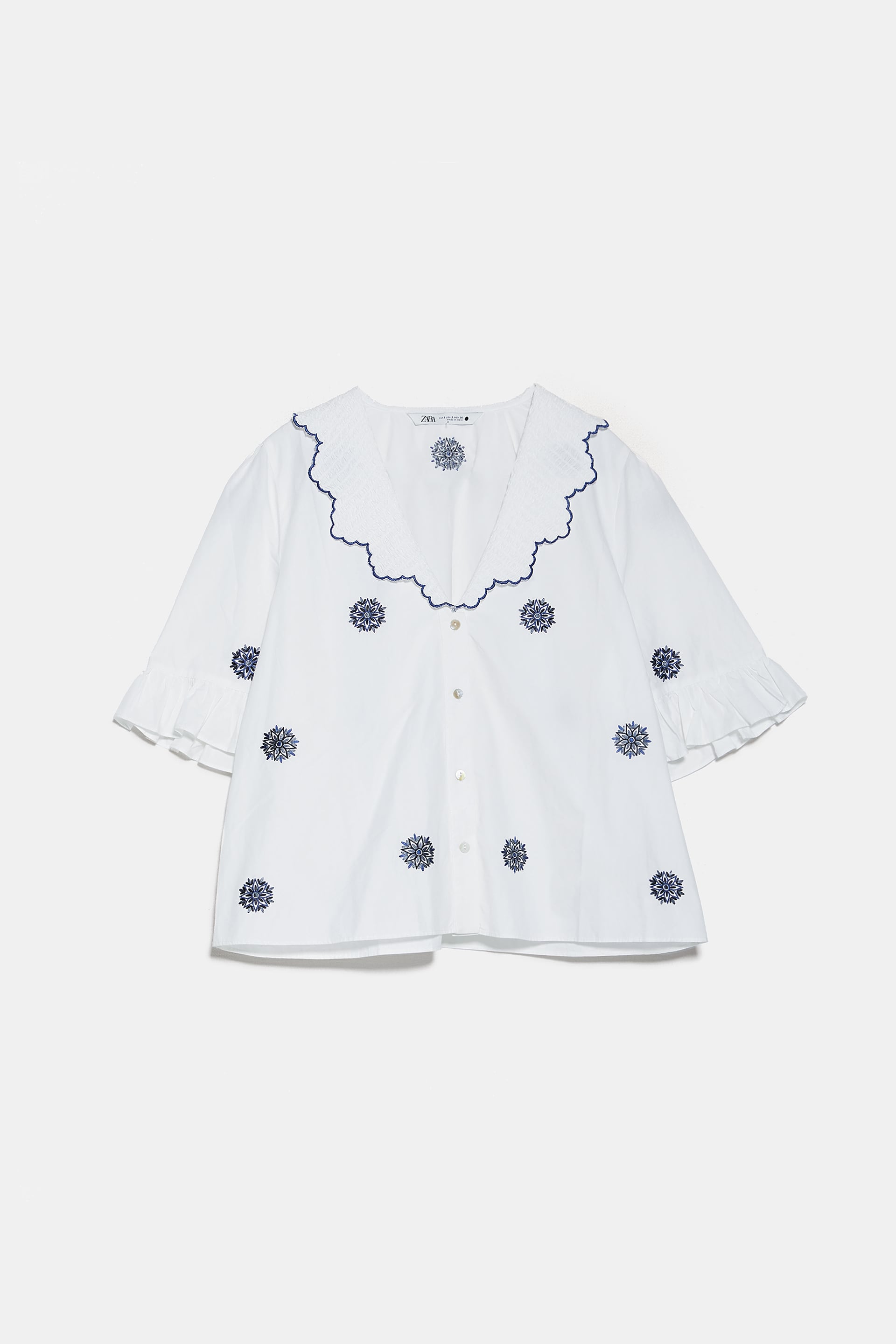 Camisa bordada con cuellos ribeteados, de Zara (29,95 euros).