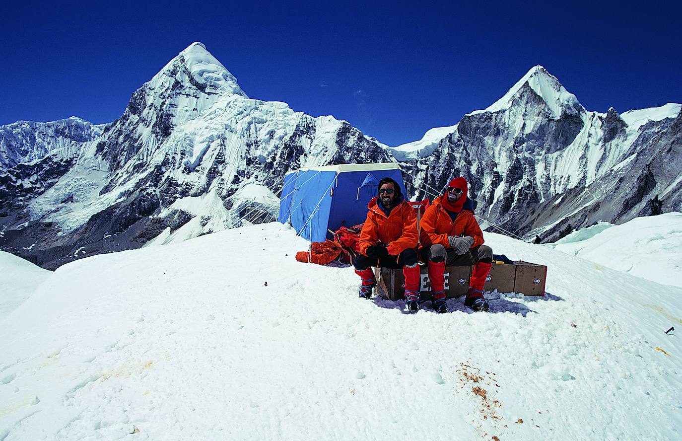 Dos miembros de la expedición descansan en uno de los campos.