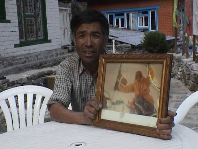 Pasang Temba muestra años después de la gesta la foto en la cumbre del Everest que le hizo famoso. 