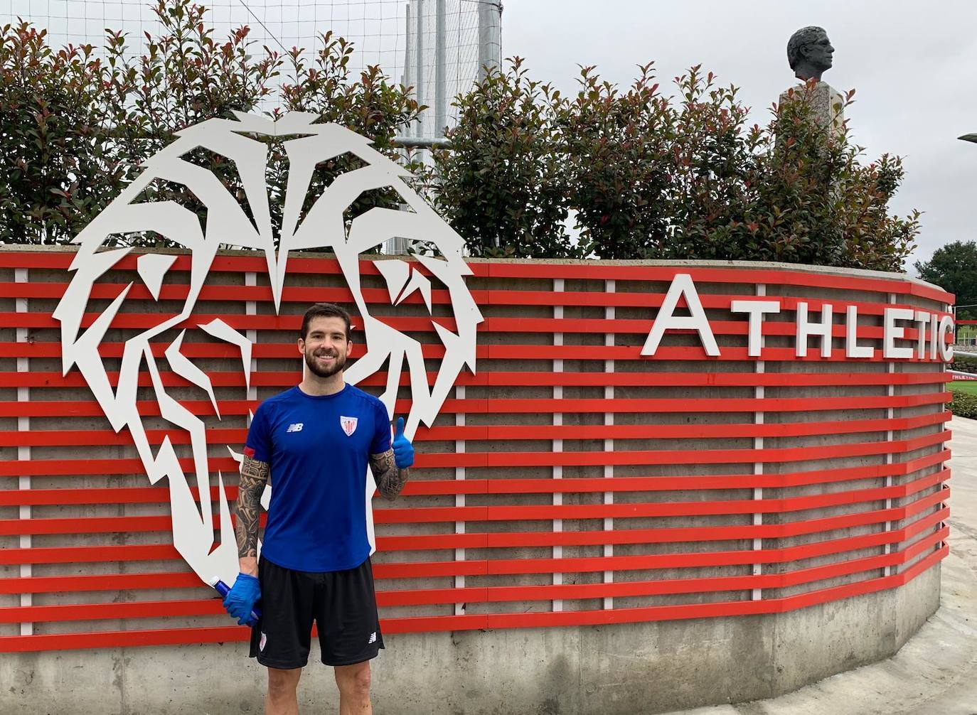 Iñigo da el ok delante del león.