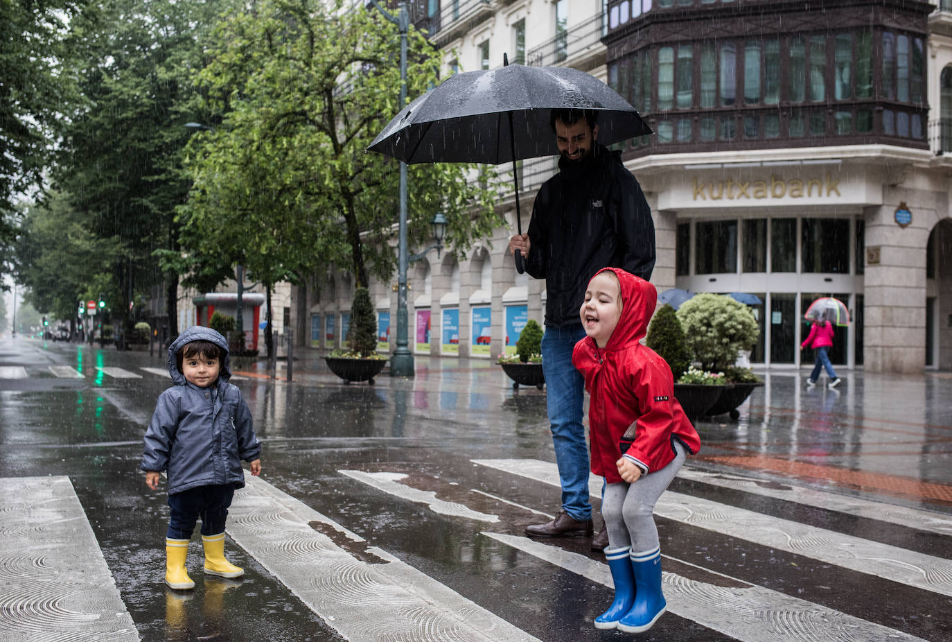 Fotos: La lluvia protagoniza los paseos de este domingo en Bilbao