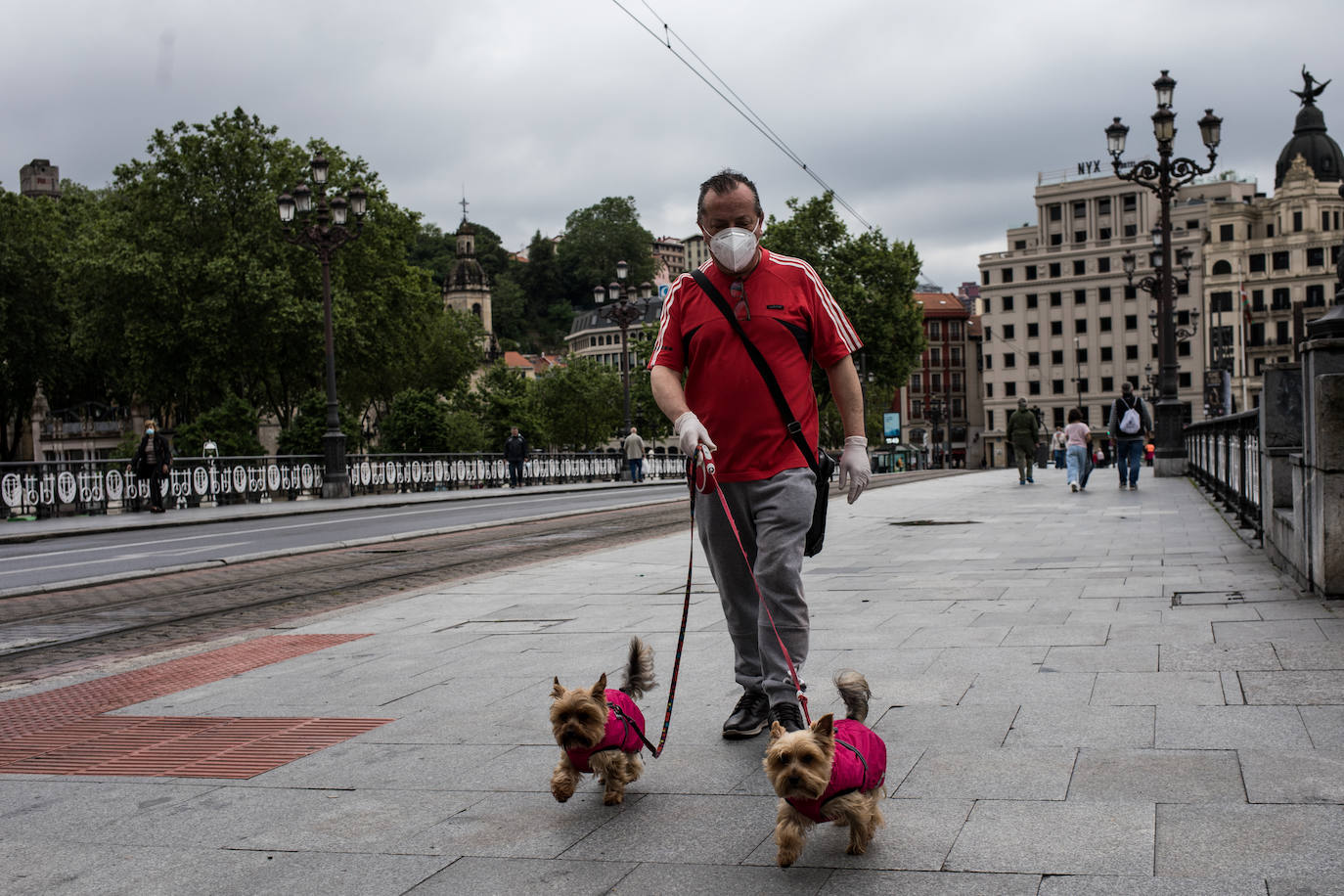 Fotos: La lluvia protagoniza los paseos de este domingo en Bilbao