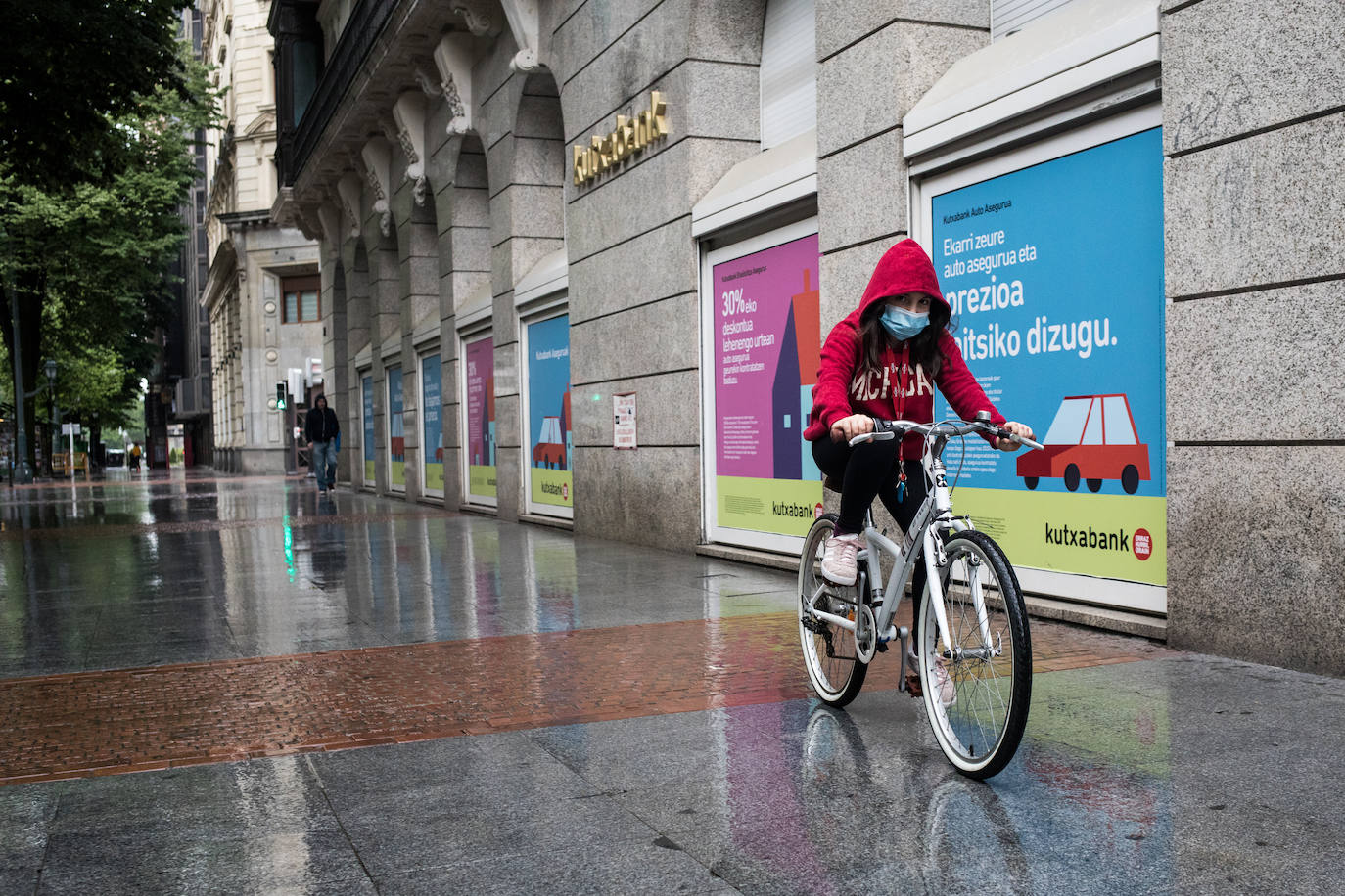 Fotos: La lluvia protagoniza los paseos de este domingo en Bilbao
