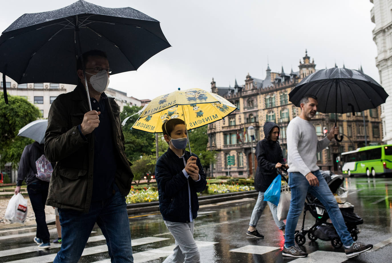 Fotos: La lluvia protagoniza los paseos de este domingo en Bilbao