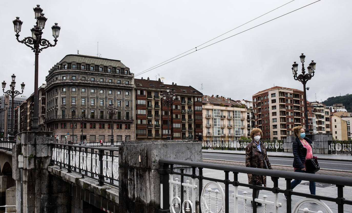 Fotos: La lluvia protagoniza los paseos de este domingo en Bilbao