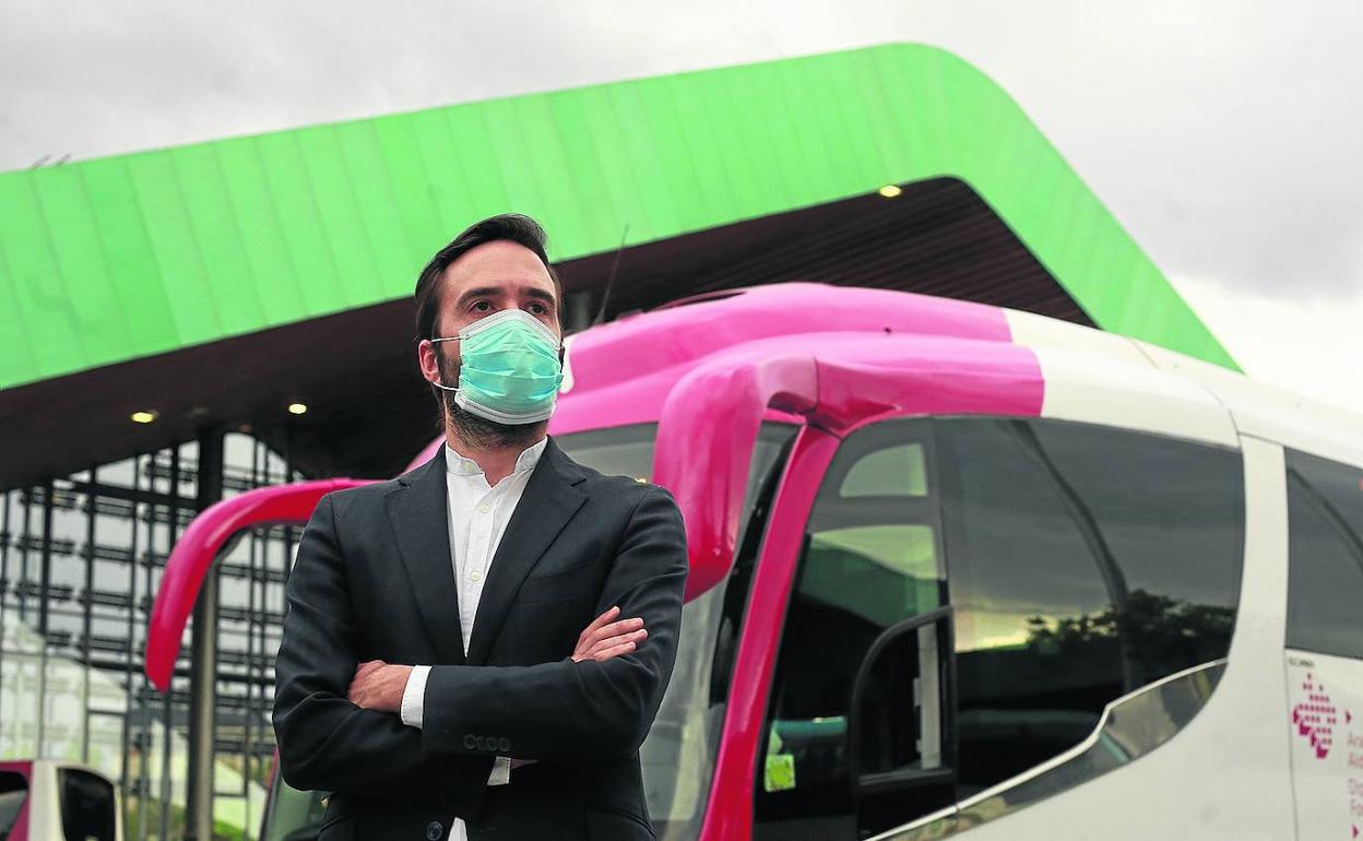 El diputado de Infraestructuras Viarias y Movilidad, Javier Hurtado, junto a un autobús de Alavabus en la estación de Vitoria.