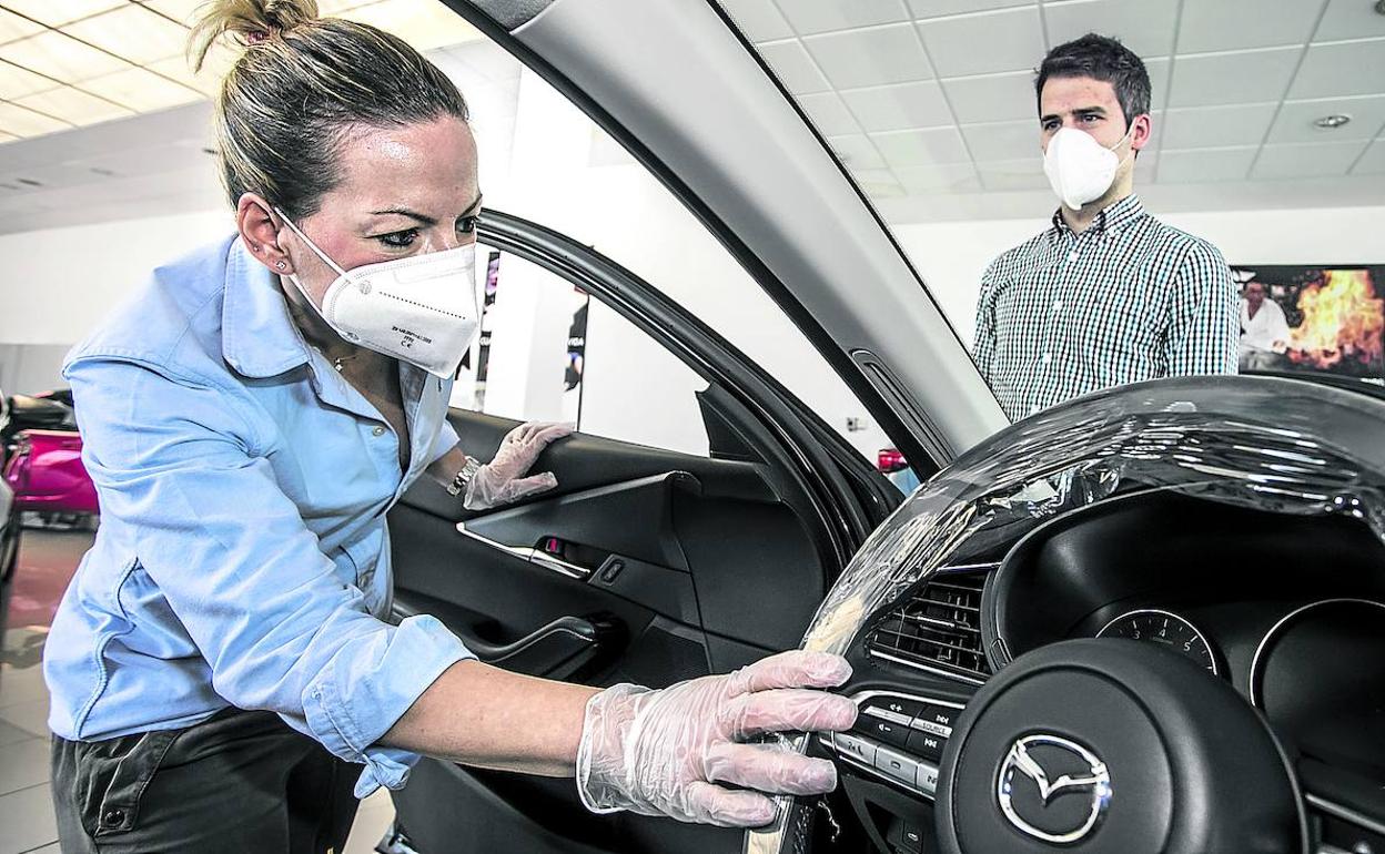 Los empleados de los concesionarios trabajan con guantes y mascarillas y forran los volantes y las palancas de cambio de los coches para minimizar el posible riesgo de contagio. 