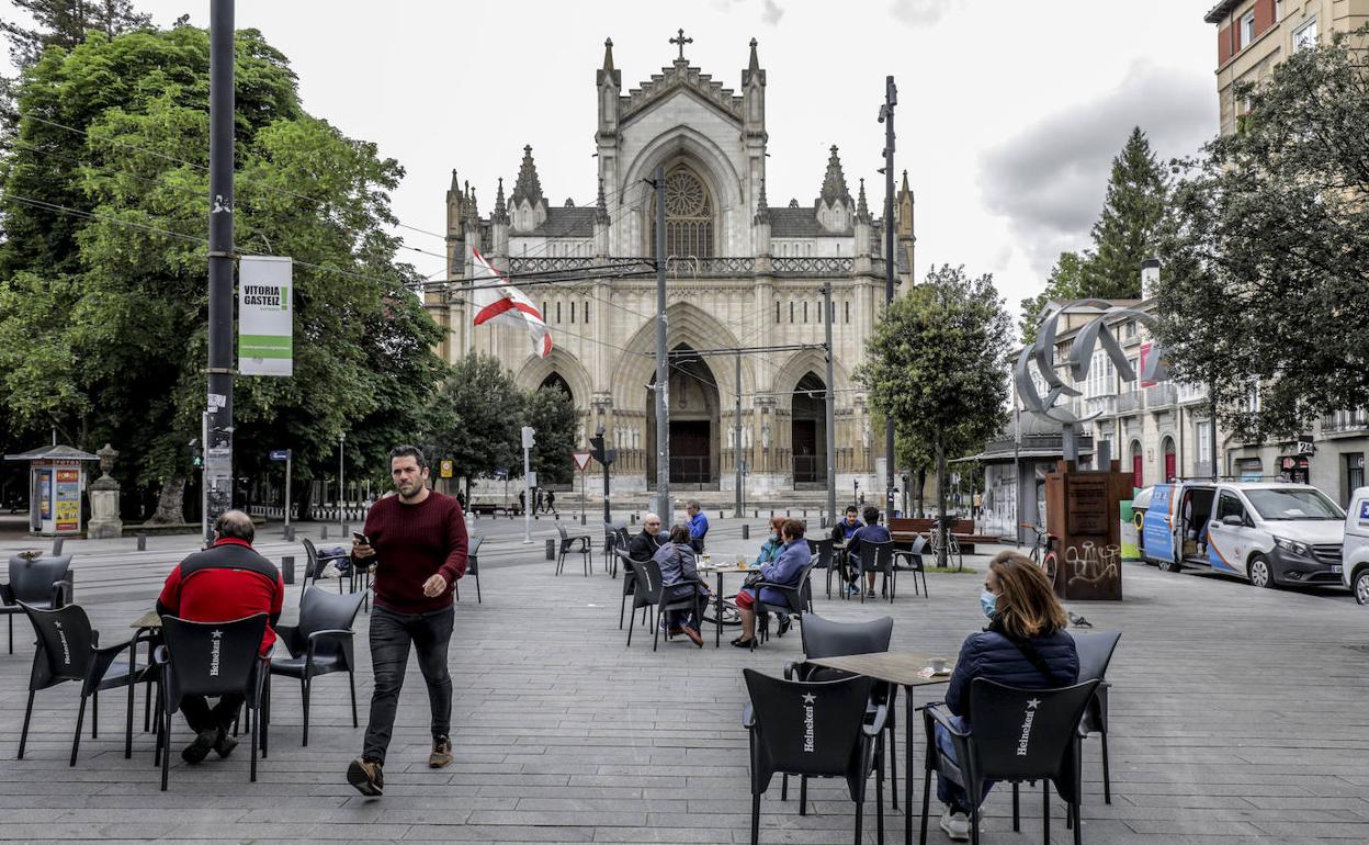 Varios clientes toman una consumición en una terraza del centro de Vitoria.