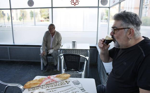 Un cliente toma el café en una terraza de Vitoria,