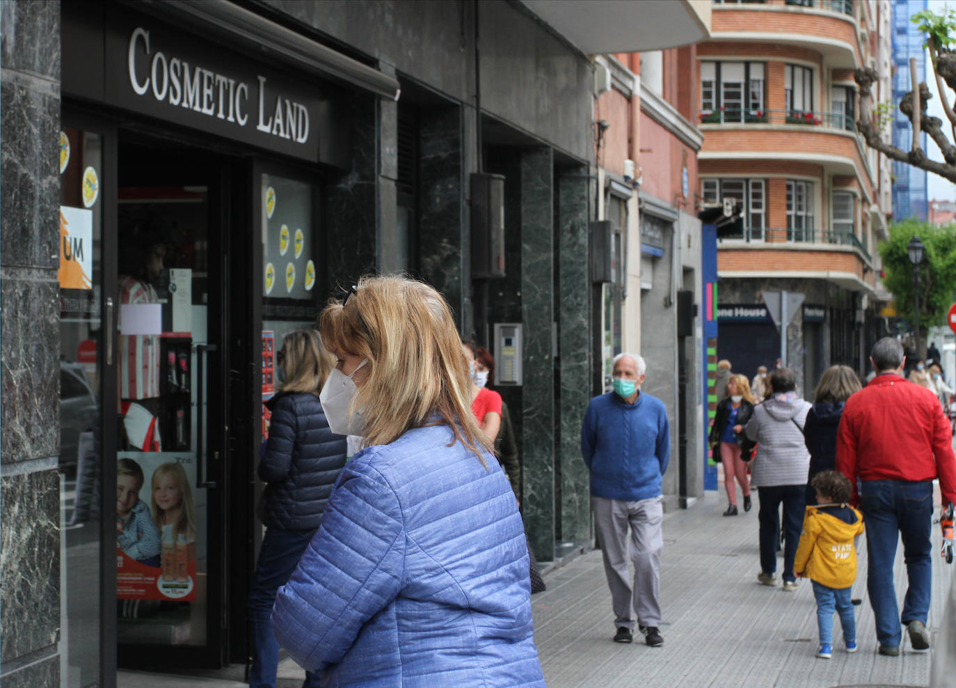 Los comercios reciben clientes sin cita previa en Bilbao