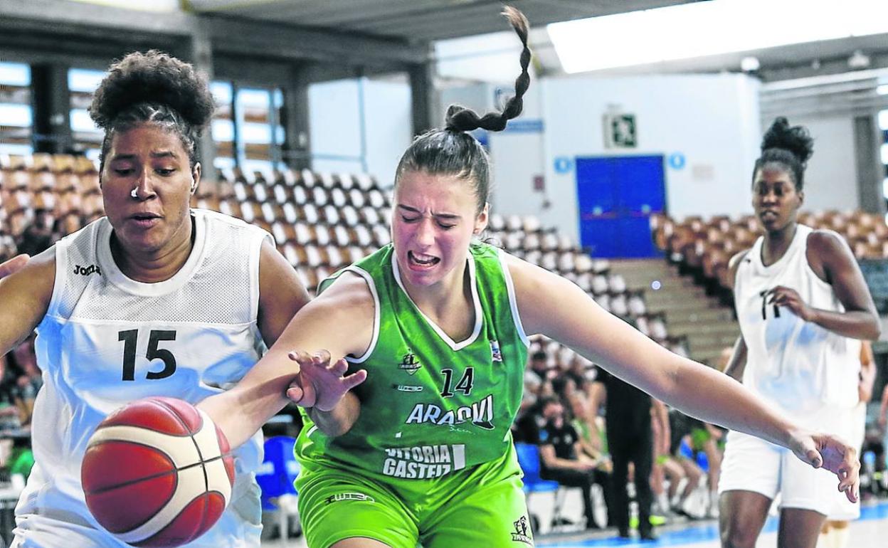 Carrera pelea por un balón con una jugadora del Tarbes, en pretemporada . 