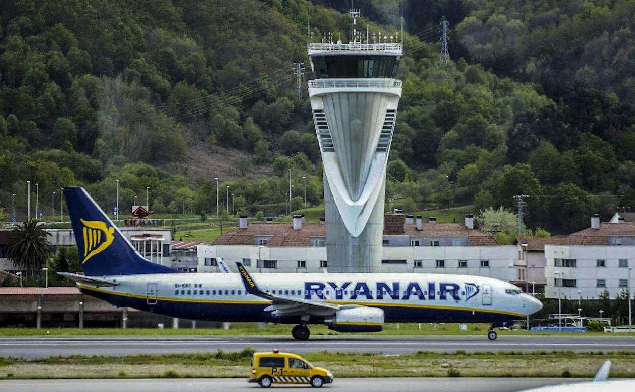 Un 'Boeing 737' de Ryanair tras tomar tierra en el aeropuerto de Loiu