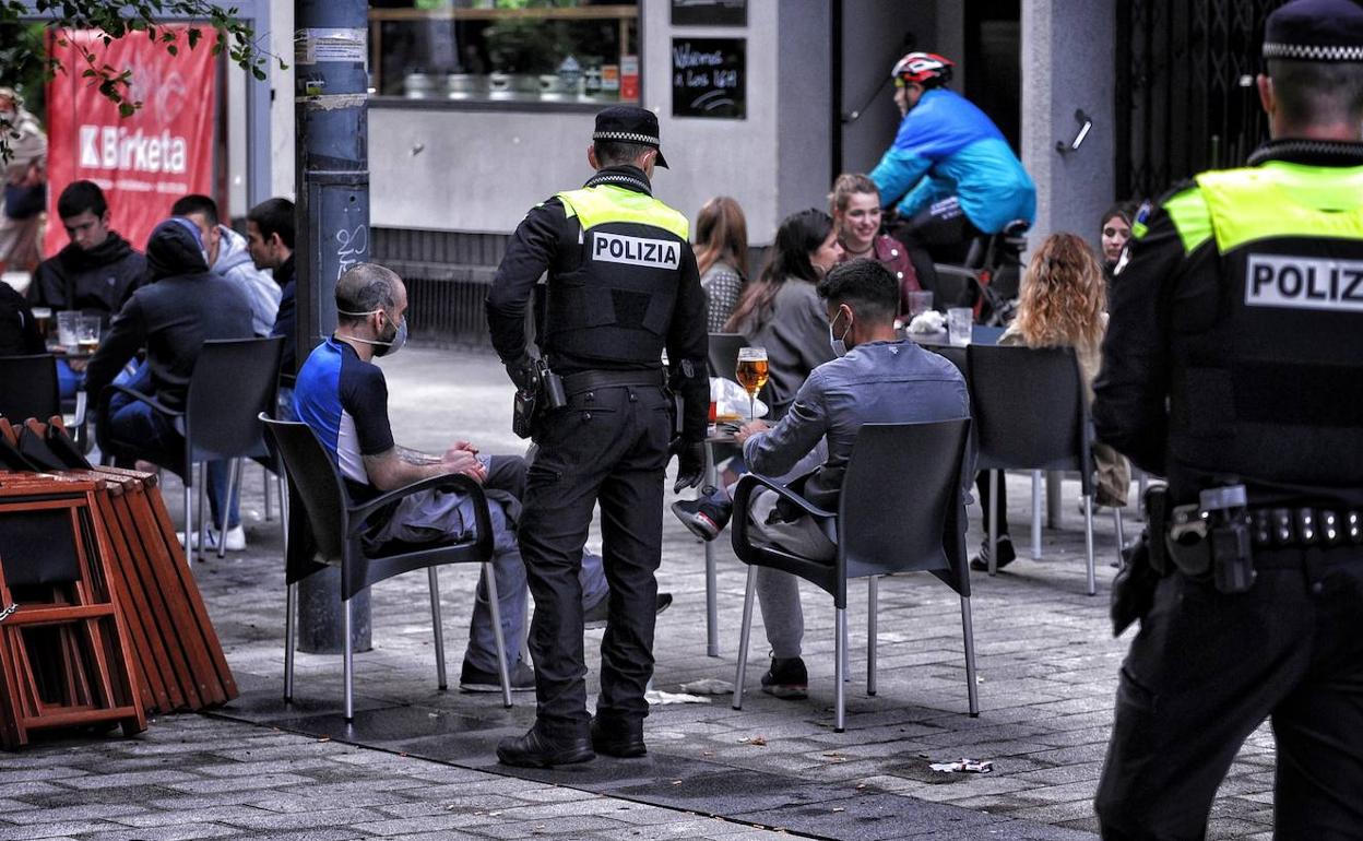Agentes locales inspeccionan una terraza de Vitoria. 