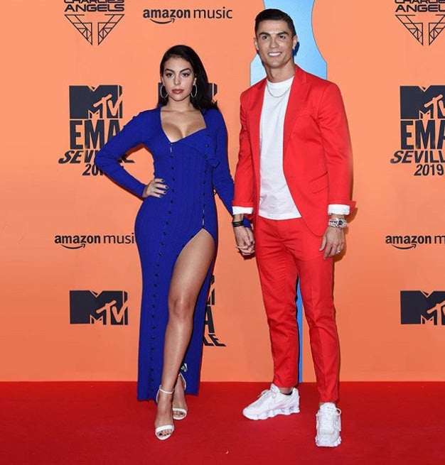 La siguiente prenda a la venta es imponente vestido azul Klein que la bailarina llevó a los MTV EMA, en noviembre del año pasado, donde estuvo acompañada por Cristiano Ronaldo y en la que tuvo el honor de presentar uno de los premios de la noche. De nuevo, es una creación de Balmain y la propia Georgina lo describe como ‘simple pero sexy’. Se trata de un diseño ceñido, de doble botonadura frontal, con escote asimétrico rematado con una cremallera y una amplia abertura en la falda. Actualmente, la puja se encuentra en los 528 euros y es uno de los diseños más destacados de su selección.